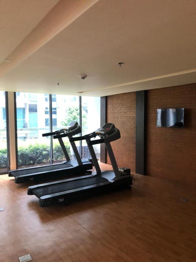Robles' Unit At 81 Newport Boulevard Manila Esterno foto