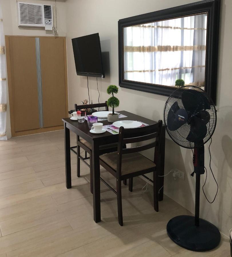 Robles' Unit At 81 Newport Boulevard Manila Esterno foto