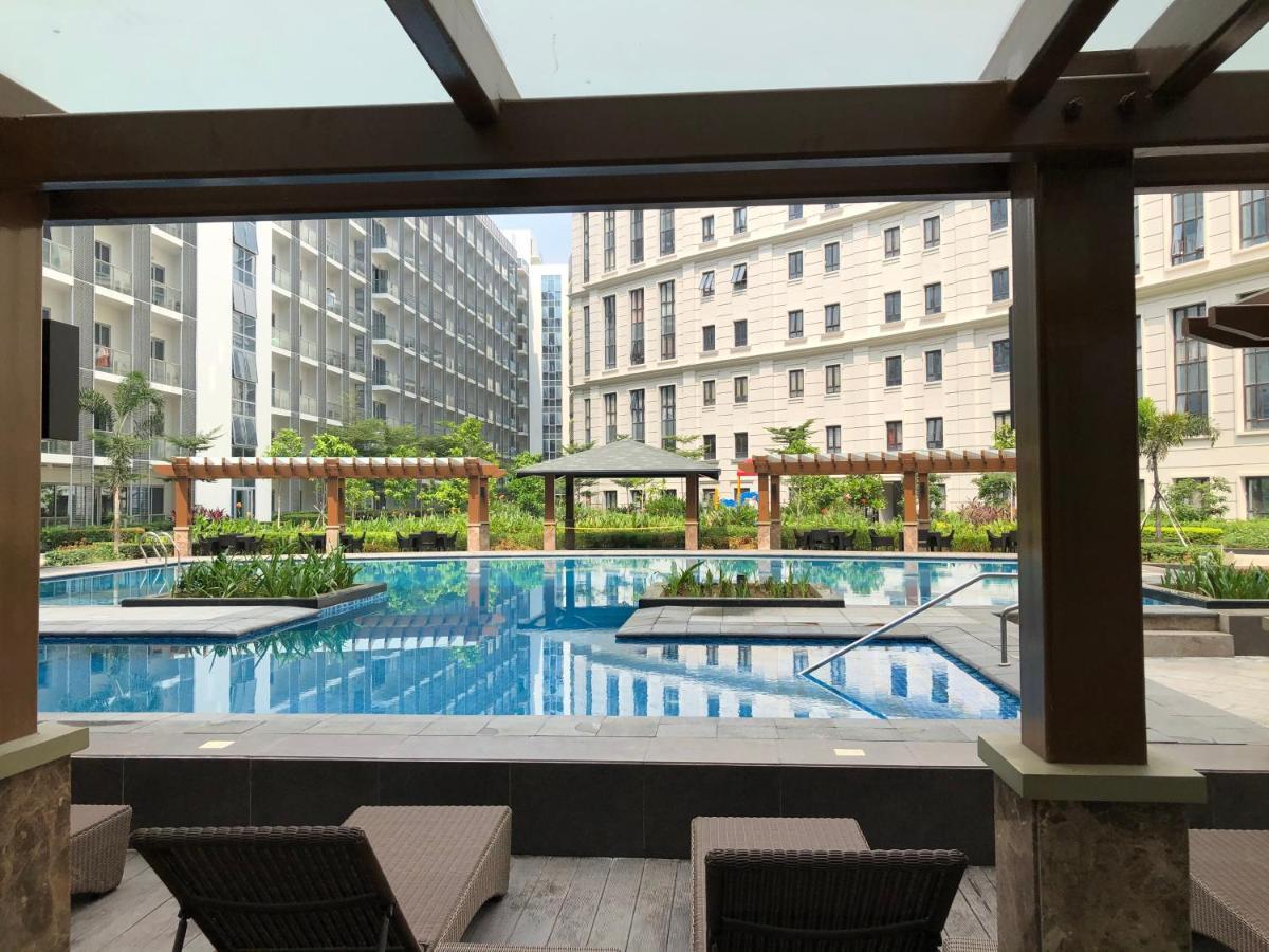 Robles' Unit At 81 Newport Boulevard Manila Esterno foto
